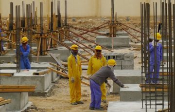 قطر: العمال الأجانب في مخيمات العمل في خطر شديد وسط أزمة كوفيد – 19