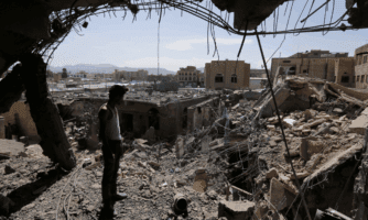 اليمن: يجب التحقيق في الغارة الجوية الأمريكية على مركز احتجاز المهاجرين باعتبارها جريمة حرب