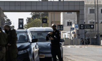 إسرائيل/الأرض الفلسطينية المحتلة: إسقاط التهم عن جنود متهمين بإساءة معاملة أسرى ومعتقلين فلسطينيين قرار مخزٍ