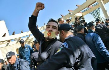 Algérie : Deux journalistes placés sous mandat de dépôt