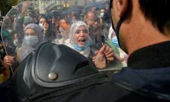 Algérie: Liberté d’expression menacée et laxisme face aux féminicides
