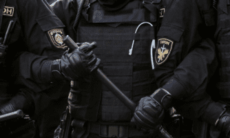 International. 20 règles pour faire cesser l’utilisation abusive des matraques