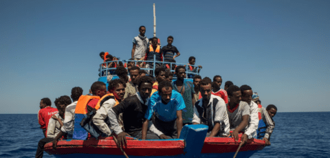 Des migrants attendent d'être secourus par le navire Aquarius en Méditerranée, à 30 milles nautiques de la côte libyenne, le 2 août 2017. Photo d'illustration.