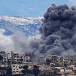 De la fumée s'élève après un bombardement israélien sur le village de Khiam, dans le sud du Liban, le 4 mars 2026. © 2026 Rabih Daher/AFP via Getty Images