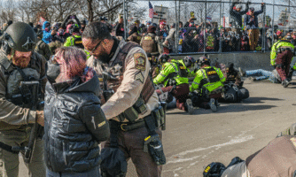 Pétition: une journaliste poursuivie pour avoir couvert une manifestation
