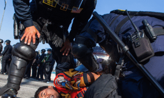 Amnesty International appelle les États à empêcher qu’un ordre prédateur et hostile aux droits fondamentaux s’impose en ce moment crucial pour l’humanité